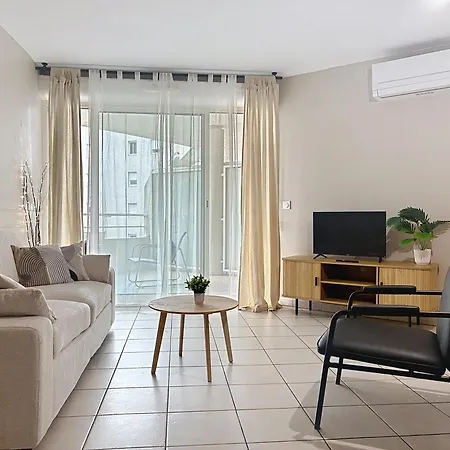 T3 Climatise Avec Terrasse Et Parking Couvert A *