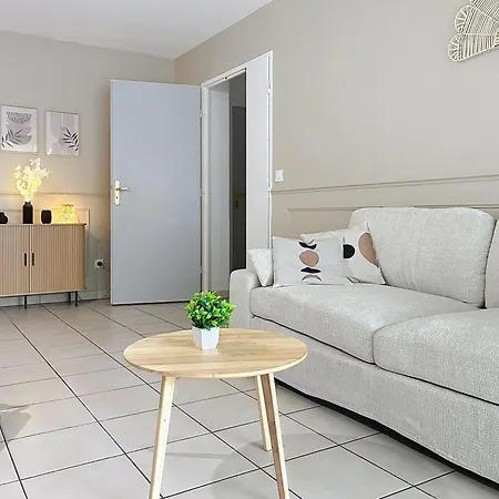 T3 Climatise Avec Terrasse Et Parking Couvert A *
